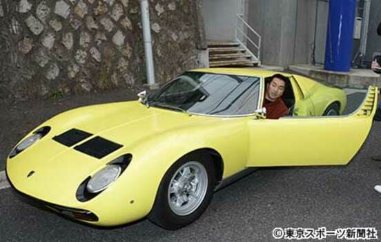 愛車のランボルギーニ・ミウラに乗る山本昌