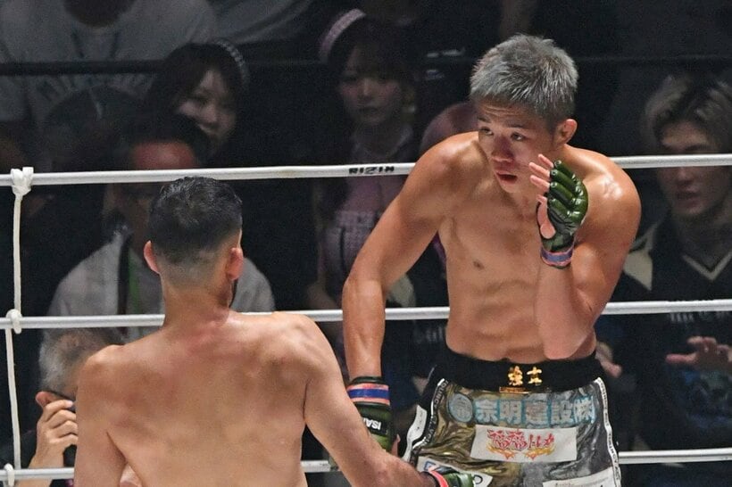 クレベル・コイケ(左)に完勝した秋元強真
