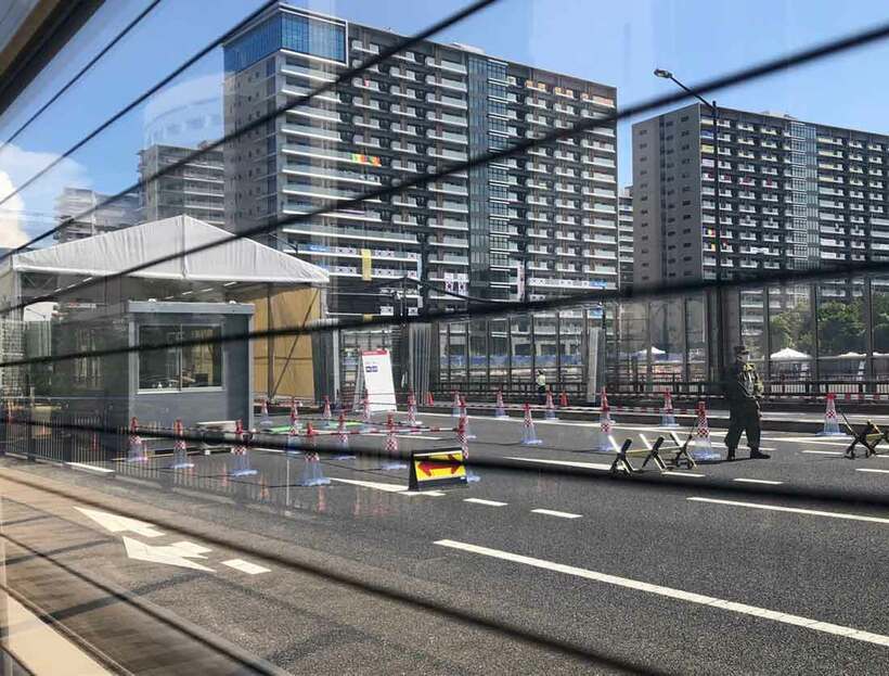  交通規制が敷かれている選手村