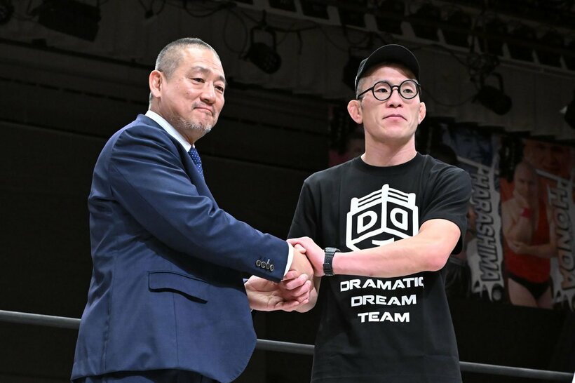 ＤＤＴ入団が発表された青木真也。左は高木三四郎社長