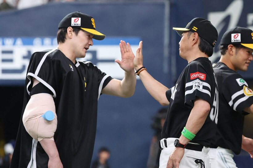 有原航平㊧とハイタッチを交わす小久保裕紀監督