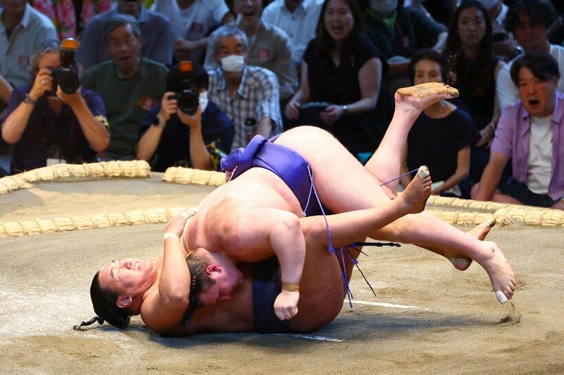 安青錦に渡し込みで敗れた豊昇龍