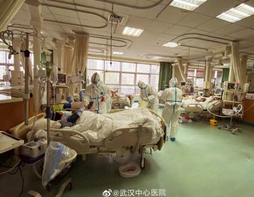  防護服を着て対応する中国・武漢の医療従事者（ロイター）