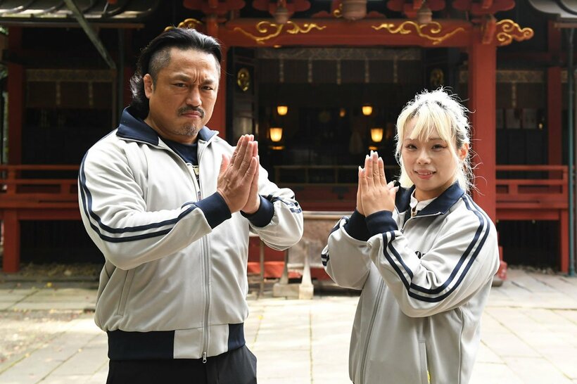 必勝祈願をする後藤洋央紀（左）と水森由菜