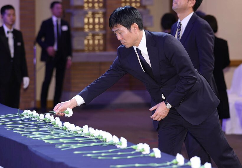 釜本邦茂さんのお別れの会で献花する森保一監督