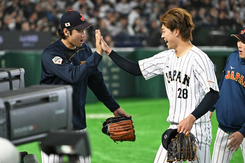 5回にマウンドを降り、大谷翔平(左)に笑顔で出迎えられた侍ジャパン・高橋宏斗