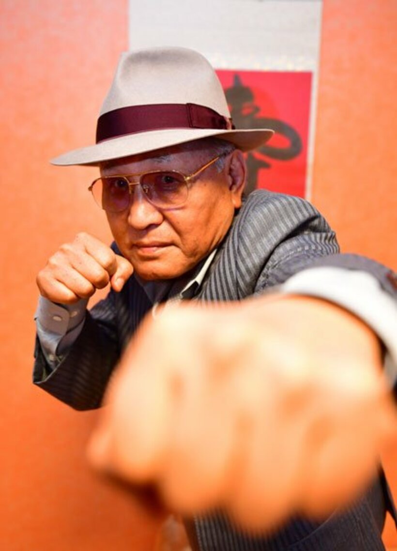  ファイティングポーズをとる山根氏