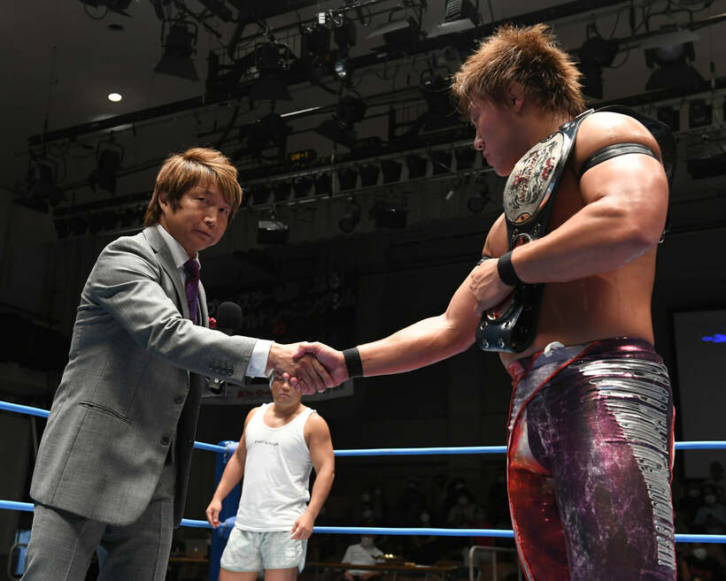  岩本（右）は田村の挑戦表明を受けた