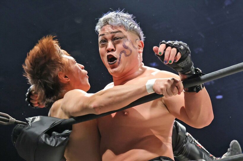 田中稔(左)にラリアートを決める河上〝シャーマン〟隆一