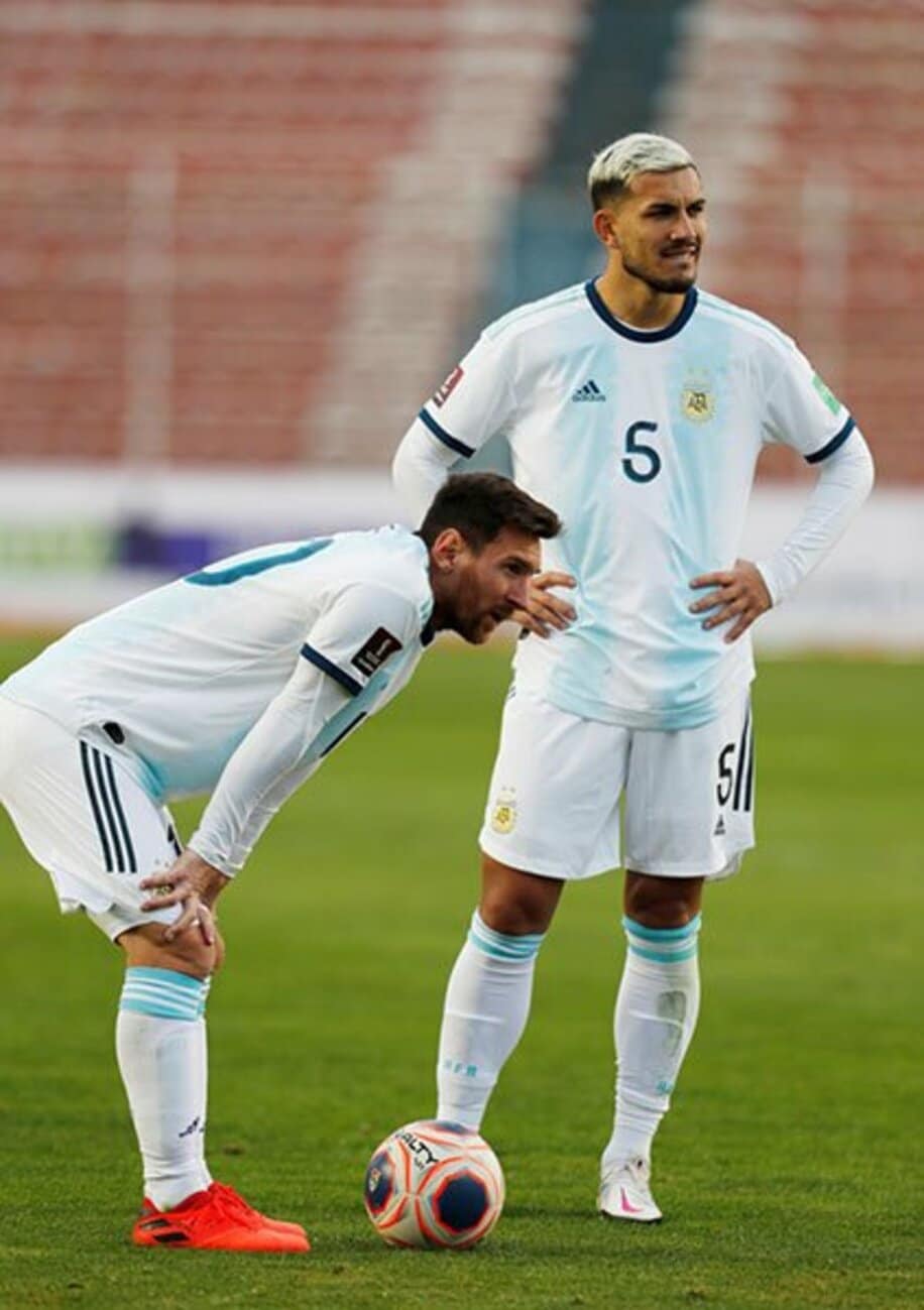  ＰＳＧのパレデス(右)はアルゼンチン代表でメッシと同僚だが…（ロイター）