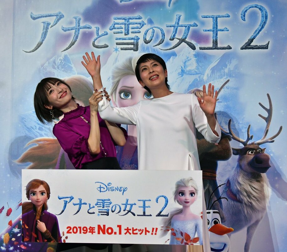  「アナと雪の女王」シリーズで共演した神田沙也加さん（左）と松たか子(東スポWeb)