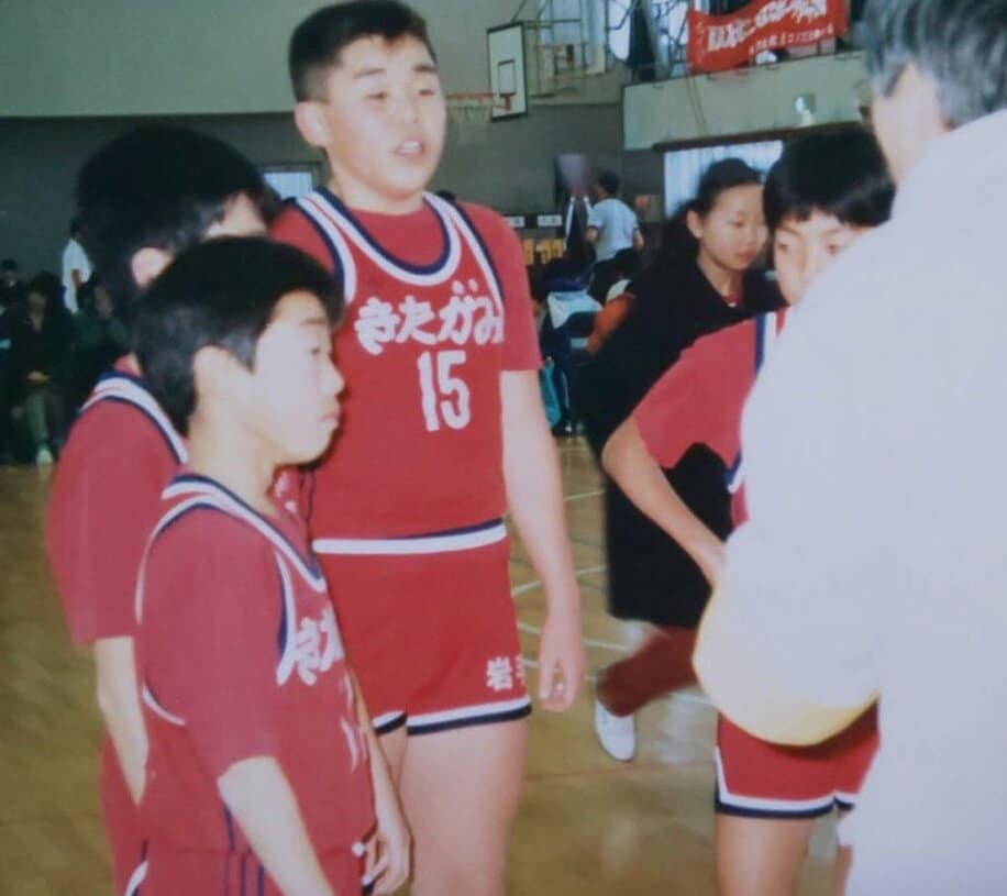  八重樫（手前）は中学時代にバスケットボールに取り組んだ