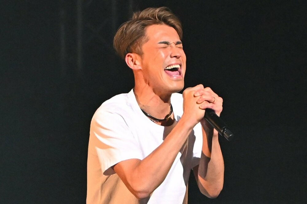 ステージで熱唱する清水良太郎さん