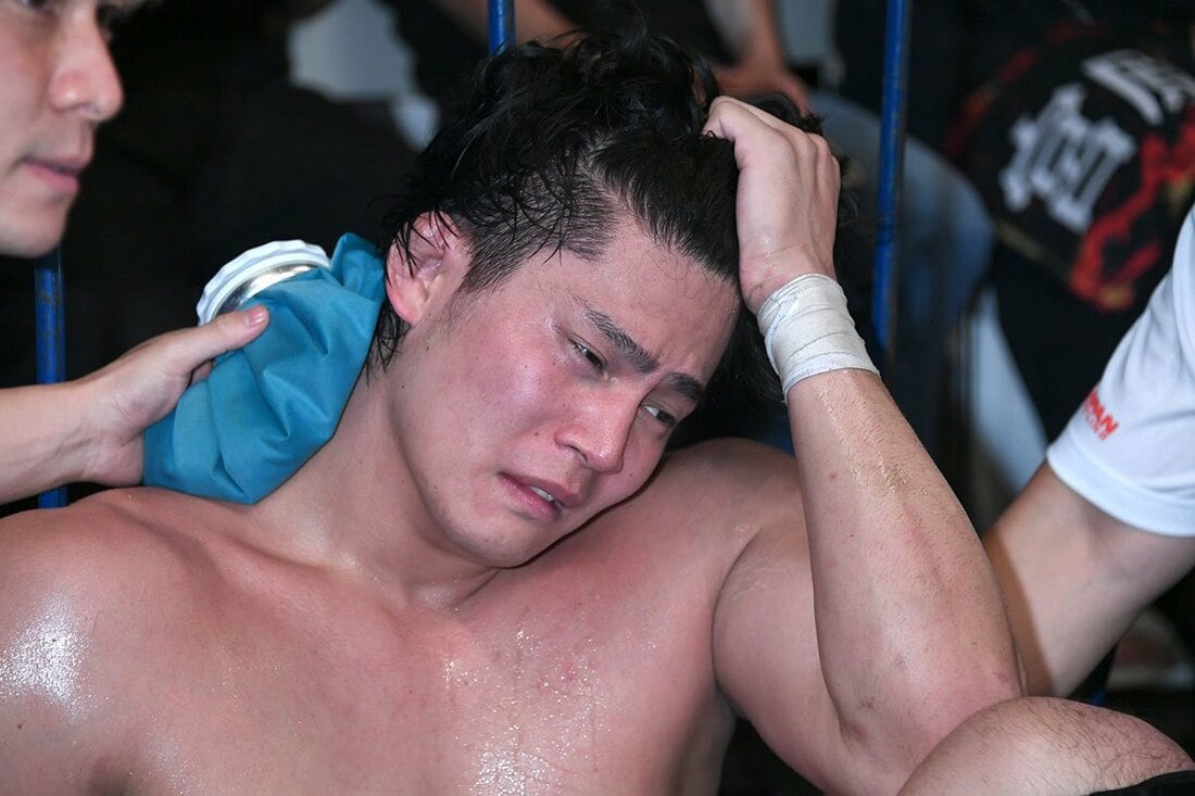 試合後、肩を落とす安齊勇馬