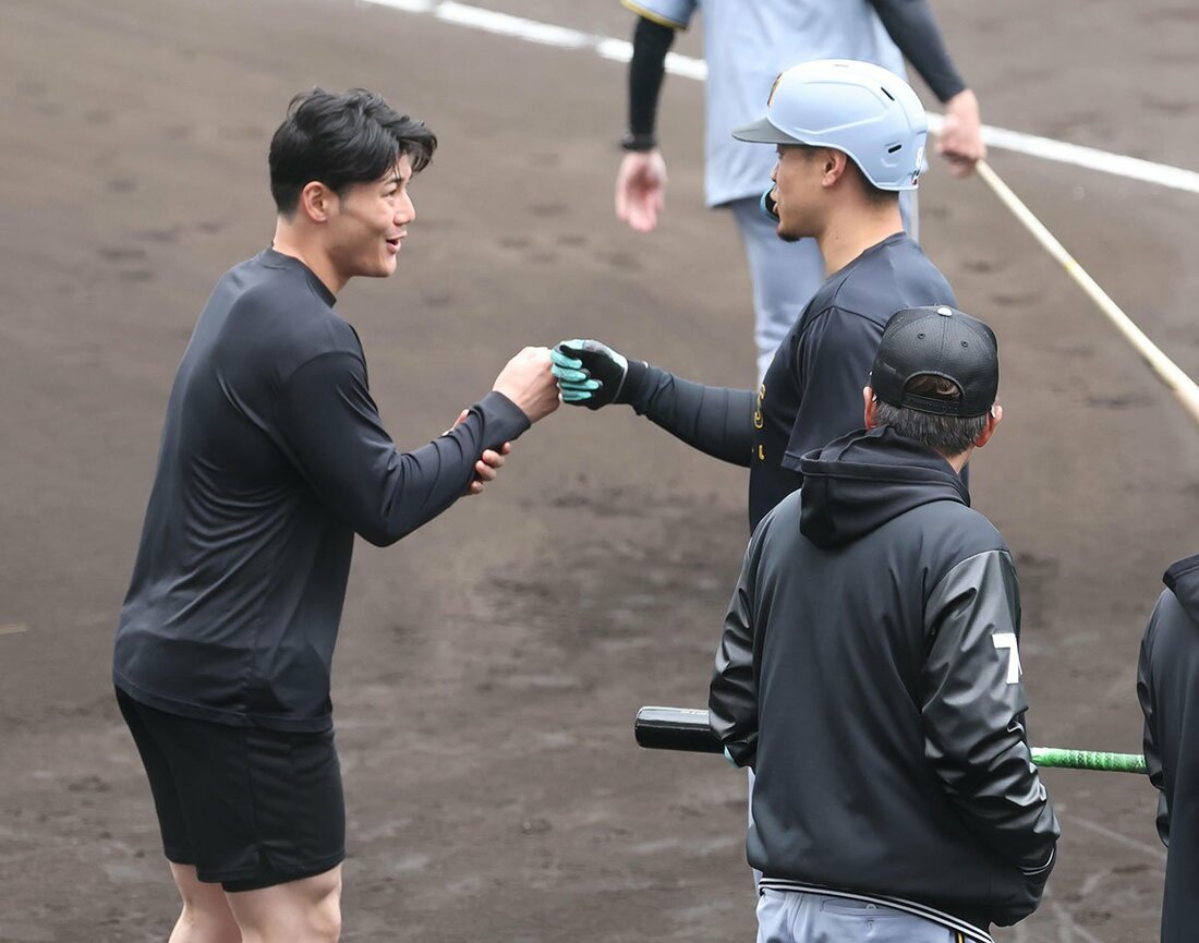 日本ハムとの練習試合(8日)では、清宮幸(左)と談笑する場面も