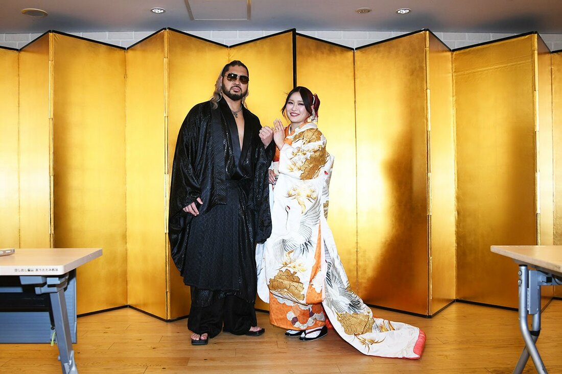 結婚指輪を披露するNARAKU(左)とイヨ・スカイ