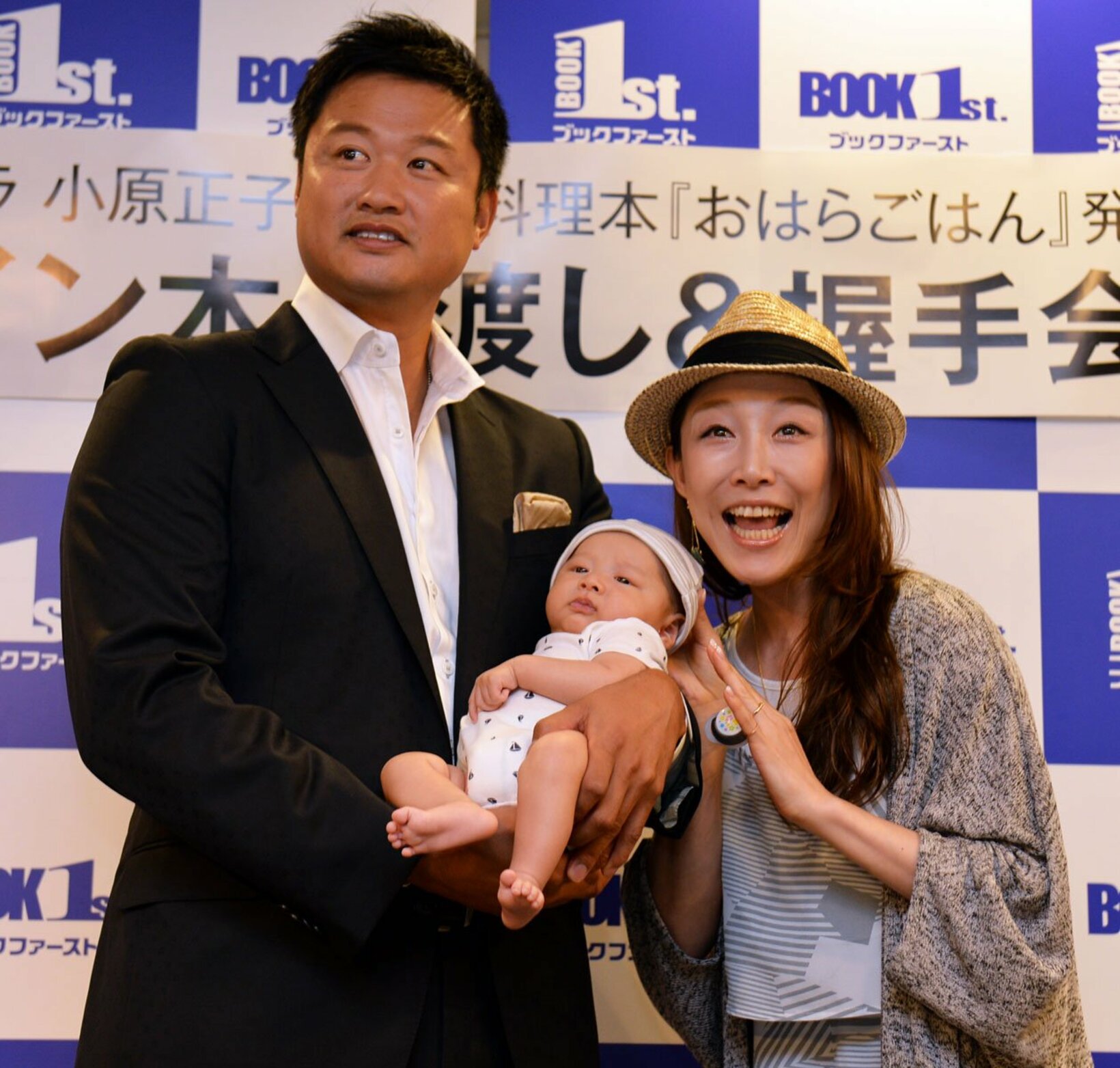 生まれたばかりの長男を抱くマック鈴木と小原（２０１５年）