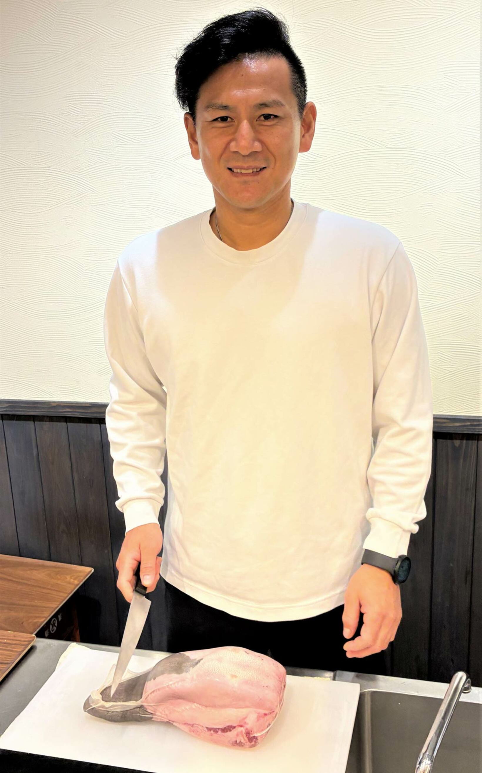 厳選した和牛をカットする小斉店主