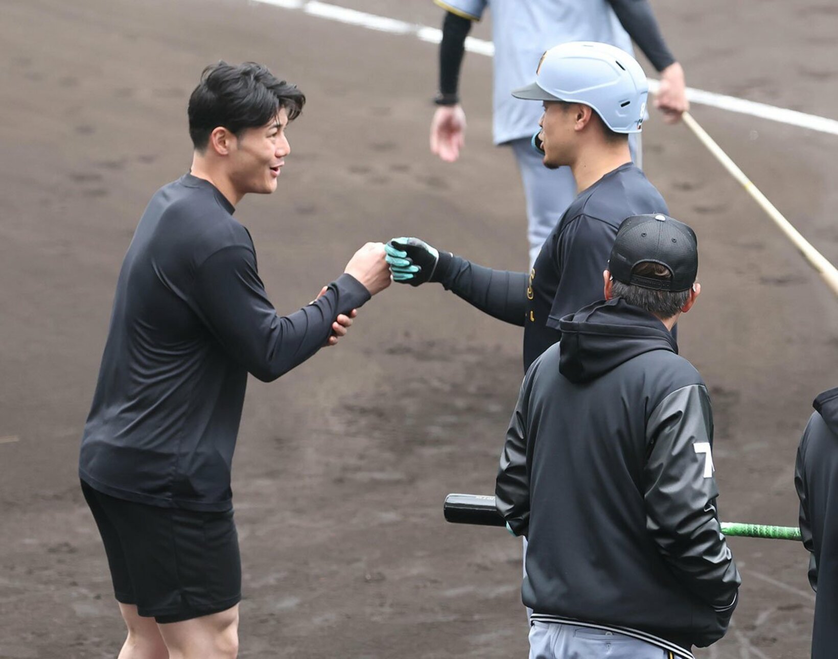 日本ハムとの練習試合(8日)では、清宮幸(左)と談笑する場面も