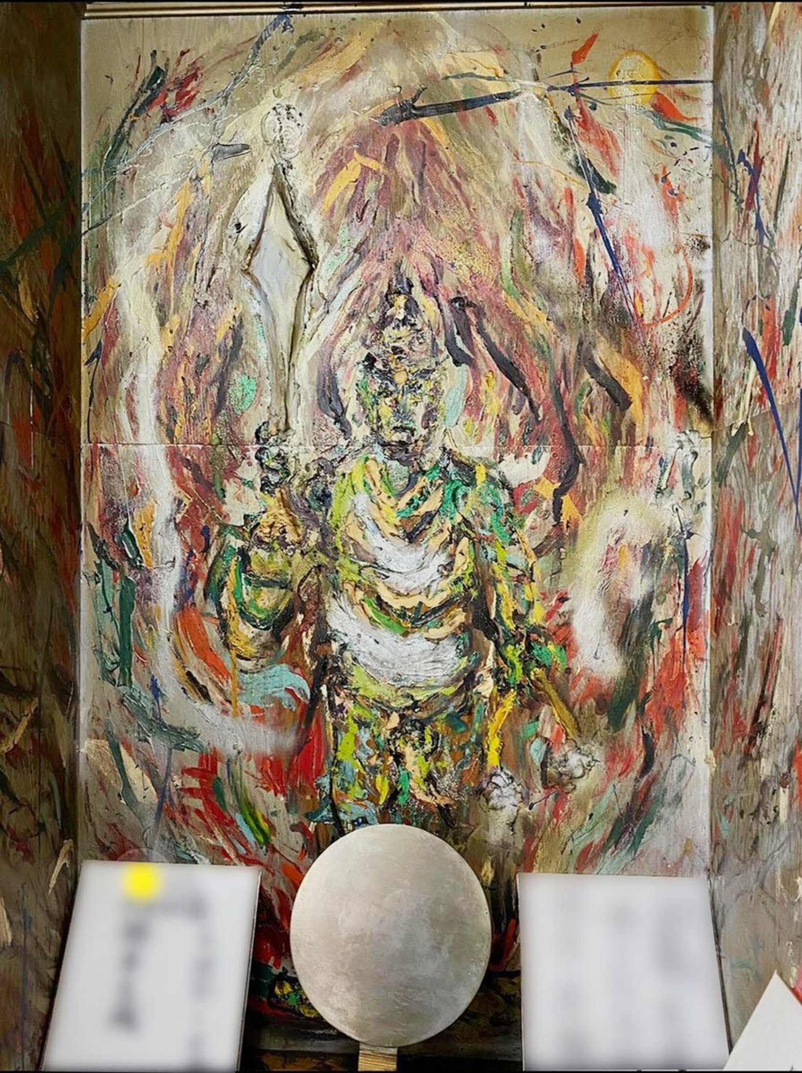 「光」に飾られている不動明王の壁画（大西幸仁さん作）