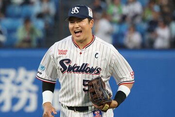 １７日の阪神戦でライトの守備からベンチに引き上げる村上宗隆