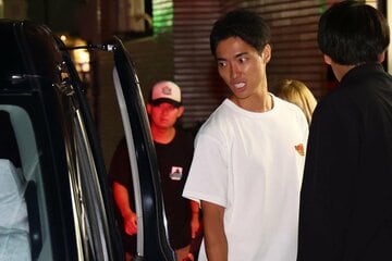 FMラジオ出演を終えてタクシーに乗り込む石橋遼大と後藤拓実（奥）　