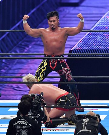  何としてもベルトを守りたかった鷹木(奥)だが…（東スポWeb）