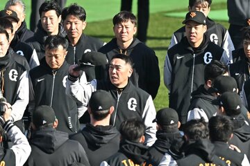 宮崎キャンプ初日に訓示する巨人・阿部監督