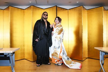 結婚指輪を披露するNARAKU(左)とイヨ・スカイ