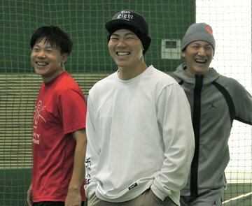 ７日に自主トレを公開した（左から）中日・大島、高橋周、巨人・小林