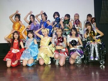 カウントダウンライブを行った「仮面女子」と「メノニューイヤー」
