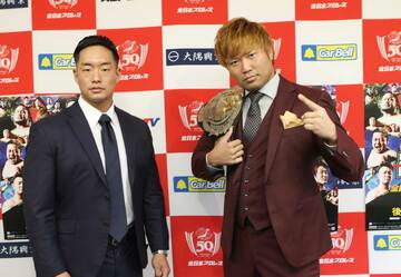  会見で火花を散らした挑戦者Ｔ―Ｈａｗｋ（左）と３冠王者・宮原（東スポＷｅｂ）