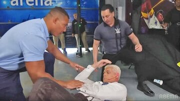 本来の挑戦者コーディ・ローデス(中)はグンターに襲撃され…（©AbemaTV, Inc.）