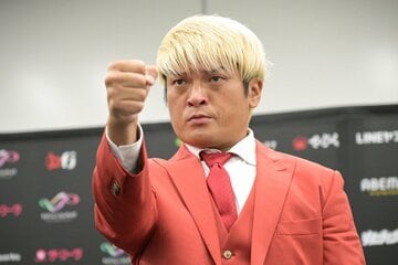 ポーズを決める拳王