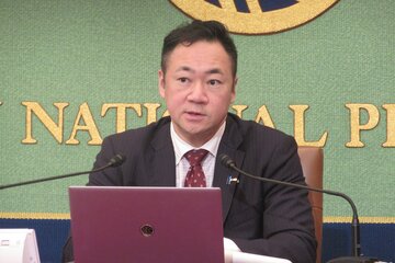 日本記者クラブで会見する鈴木馨祐法務大臣
