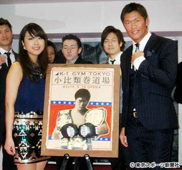 ケーキ職人の鈴木さんから実写風のケーキを贈られた小比類巻貴之