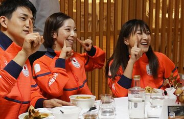 現地での決起集会で盛り上がる木原龍一(左)、三浦璃来(中)、坂本花織（提供写真）