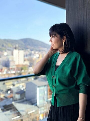 きれいな景色を見てリラックスする岡本真夜