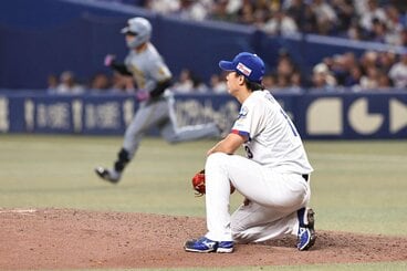 8回、坂本(左)に本塁打を打たれた中日・橋本