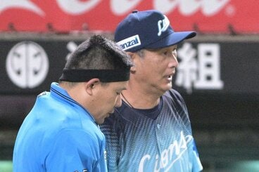 ７、８回と終盤に勝負を決められてしまった西武・西口監督(右)