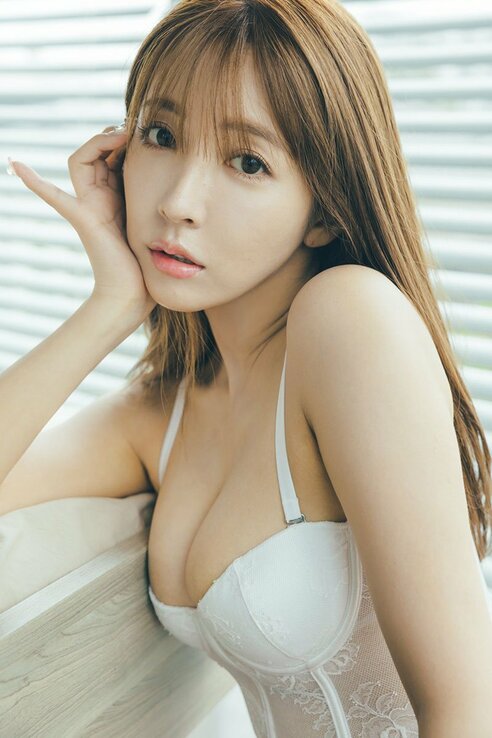 三上悠亜 袋とじ8ページで〝ラスト裸身〟「鑑賞用と保存用で購入して 