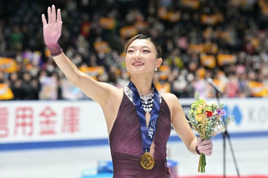 全日本５連覇の偉業を達成し、観客の声援に応える坂本花織
