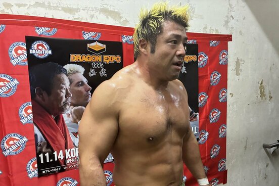 バックステージで取材に応じる征矢学