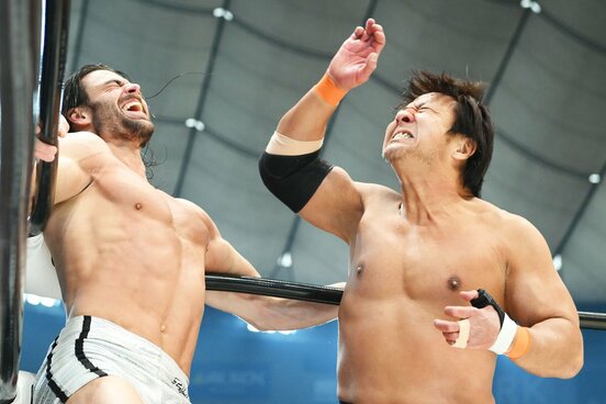 ジャック・モリス（左）を攻める小島聡