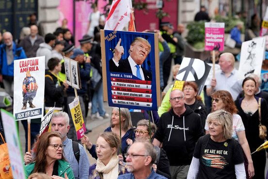 トランプ氏の国賓訪問に反対の声を挙げる市民（ロイター）