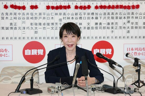 自民党本部で取材に応じる高市首相（代表撮影）