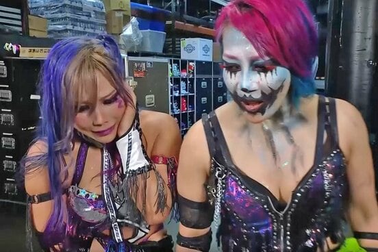 試合後もアスカ(右)にい怒鳴りつけられるカイリ・セイン（©AbemaTV, Inc.）