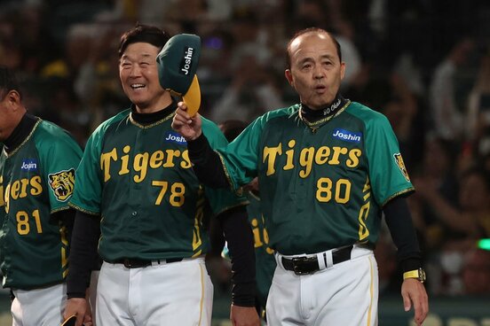 試合に勝利しファンにあいさつする阪神・岡田監督(右)