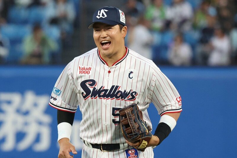 １７日の阪神戦でライトの守備からベンチに引き上げる村上宗隆