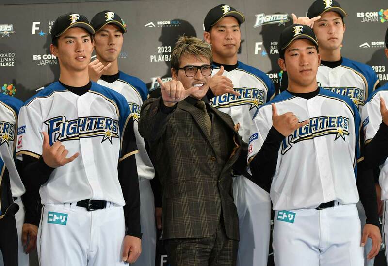  ポーズを決める新庄監督。左はドラフト１位・達（東スポＷｅｂ）